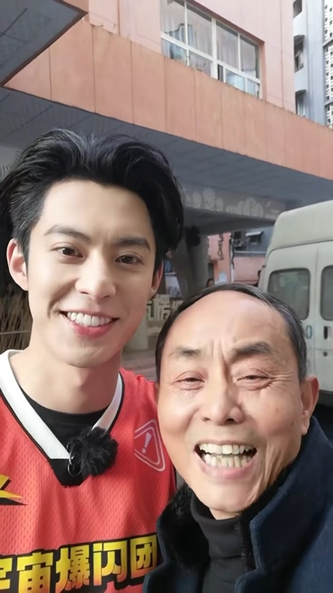 班主任：“今天我在县街小学见到了我最可爱的学生，王鹤棣！”棣棣：“我现在～是你最