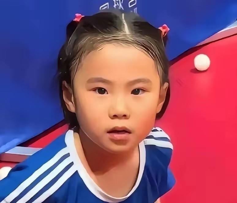 十岁，一个人，一个行李箱，一张比赛签表。这就是王楠女儿郭依嘉在上海的日常。全
