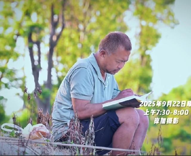 这样场景好，老师安心研究学问，摄影师没敢打扰他，长焦很远的地方拉过来的拍记录片