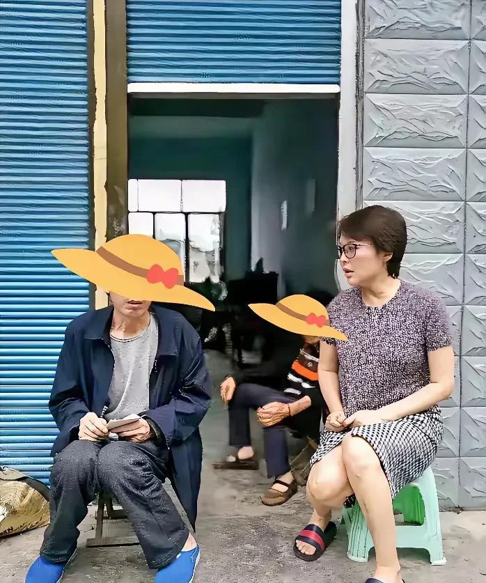 袁立，身高163cm，一身装扮尽显接地气风范。尤为引人注目的是她脚蹬的拖鞋，简约