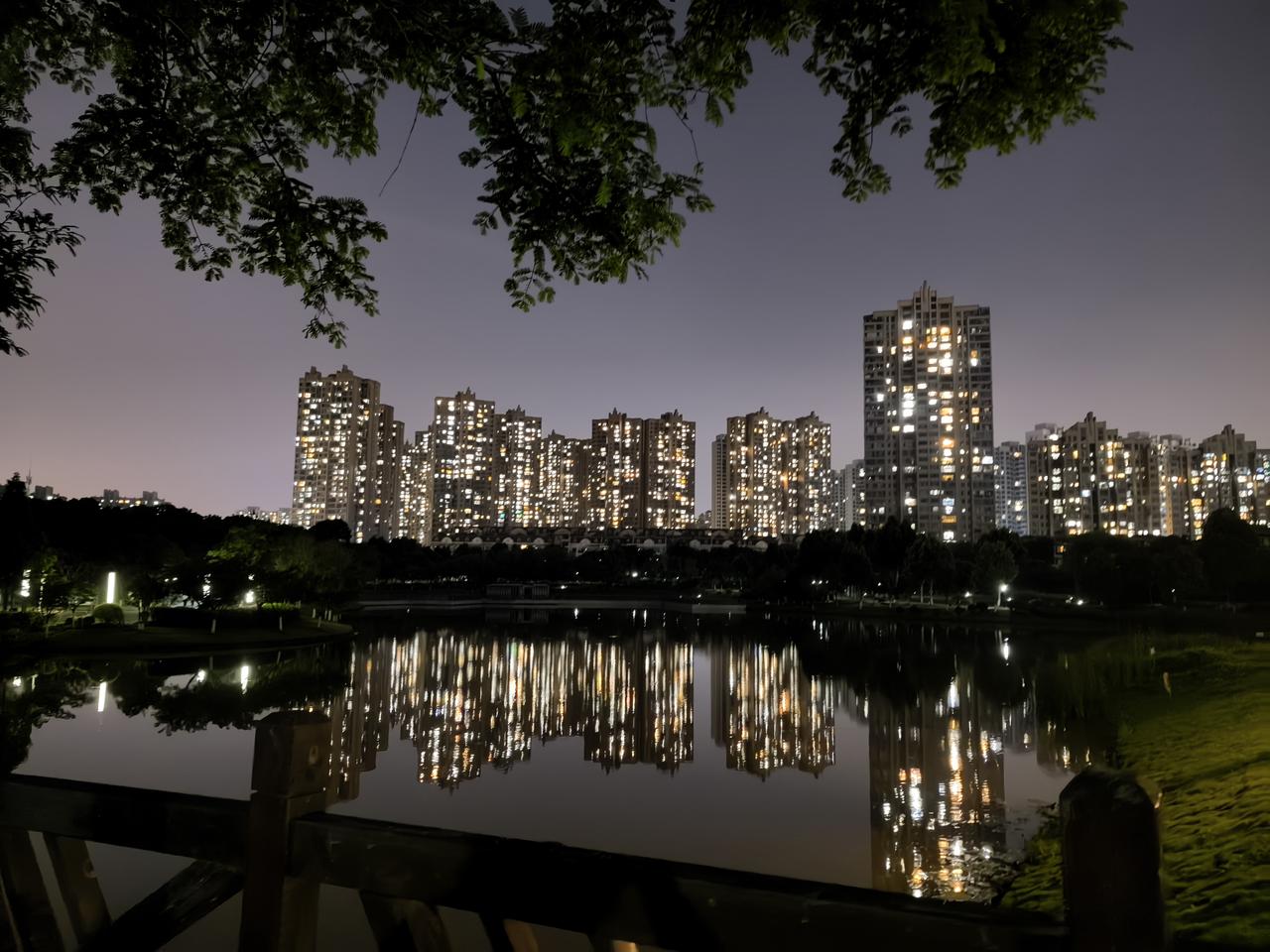 这段时间好忙，晚上终于还是有空在韵湖公园散了散步。给一个好哥们打了个电话，前不久