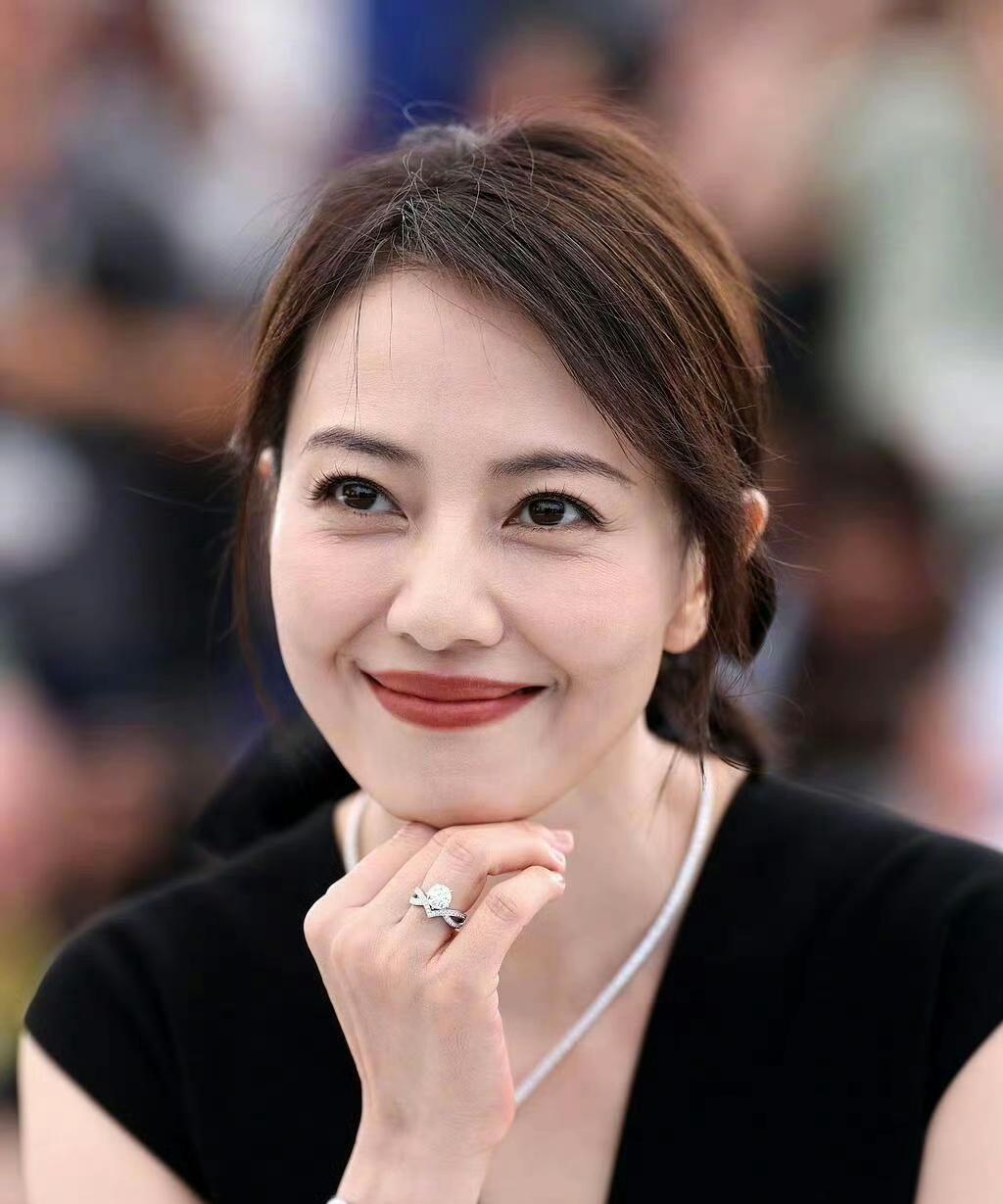 高圆圆以黑V领无袖上衣搭配白色阔腿裤，简约廓形间尽显优雅格调，钻石珠宝点缀更添精