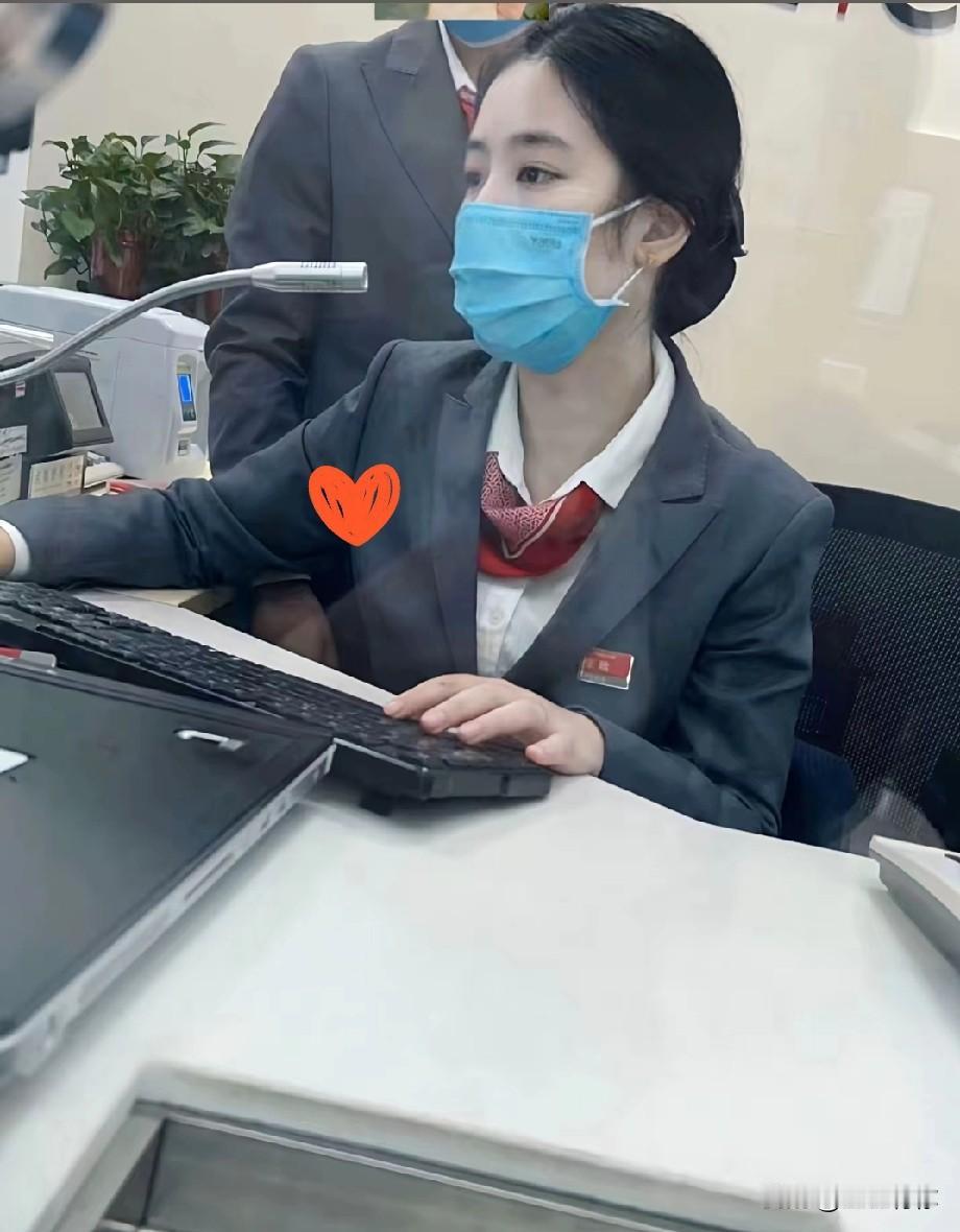 在银行工作六年的闺蜜，真心奉劝大家！如果家里有20万以上存款的话，别再存三