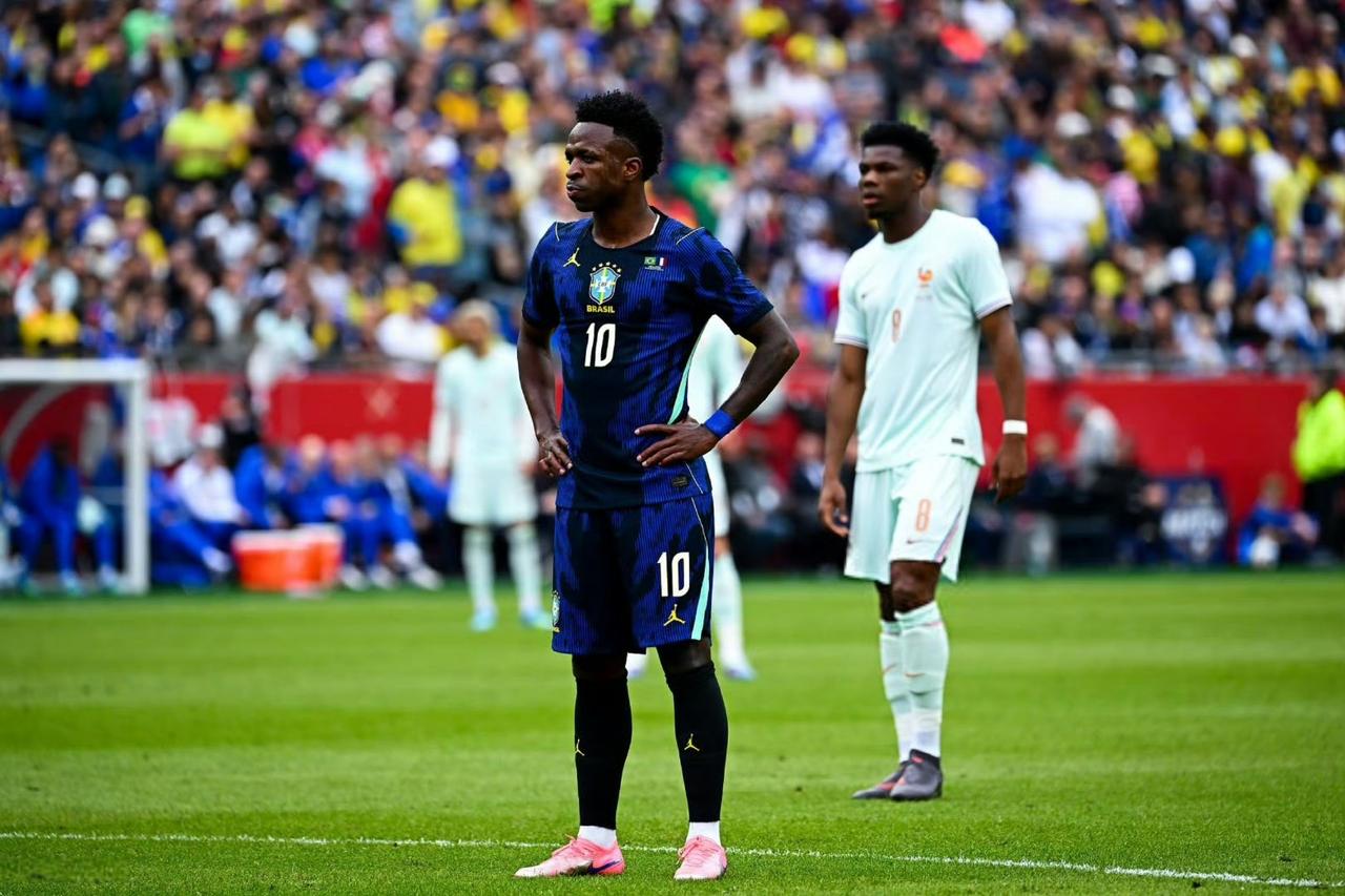 巴西1-2法国！桑巴军团11打10倒下，队内巨星哑火！北京时间3月27日，