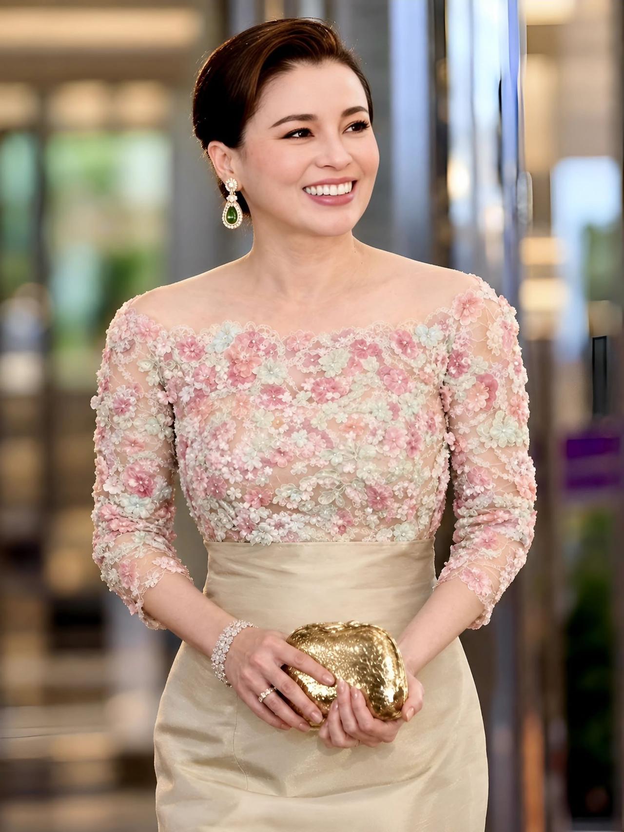 苏提达是泰中混血，把美貌基因带进王室鲜花好看，苏提达王后的笑容更好看！她穿着华