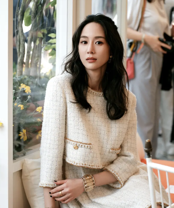 张钧甯白色小香风造型阳台翻书美如画