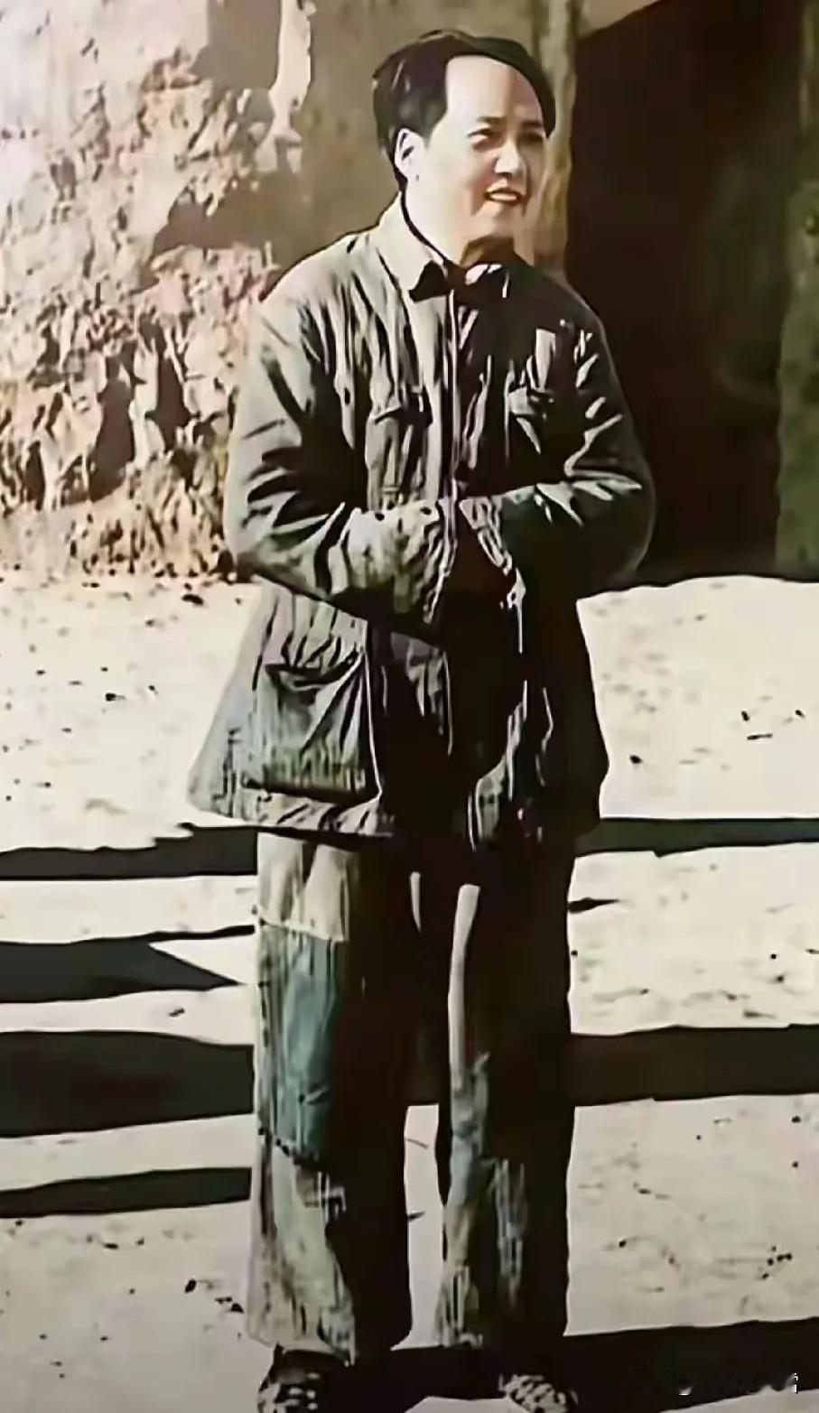 1936年陕北，斯诺的镜头捕捉到这样一幕：窑洞门口，毛主席裹着件袖口磨亮的旧棉袄