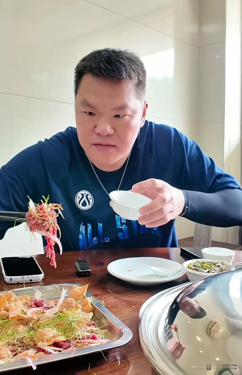 朱芳雨专程来到广东江门吃牛肉，他说：提前预定了牛肉刺身和牛鞭牛尾牛蛋汤，不预定吃
