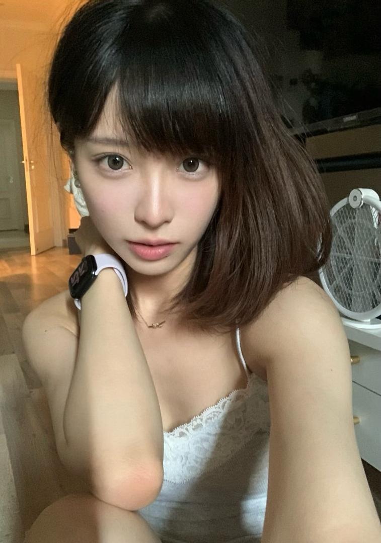 周末穿着舒适吊带裙的居家女孩，喜欢这样慵懒的日常，连空气都变得温柔起来，宅家的时