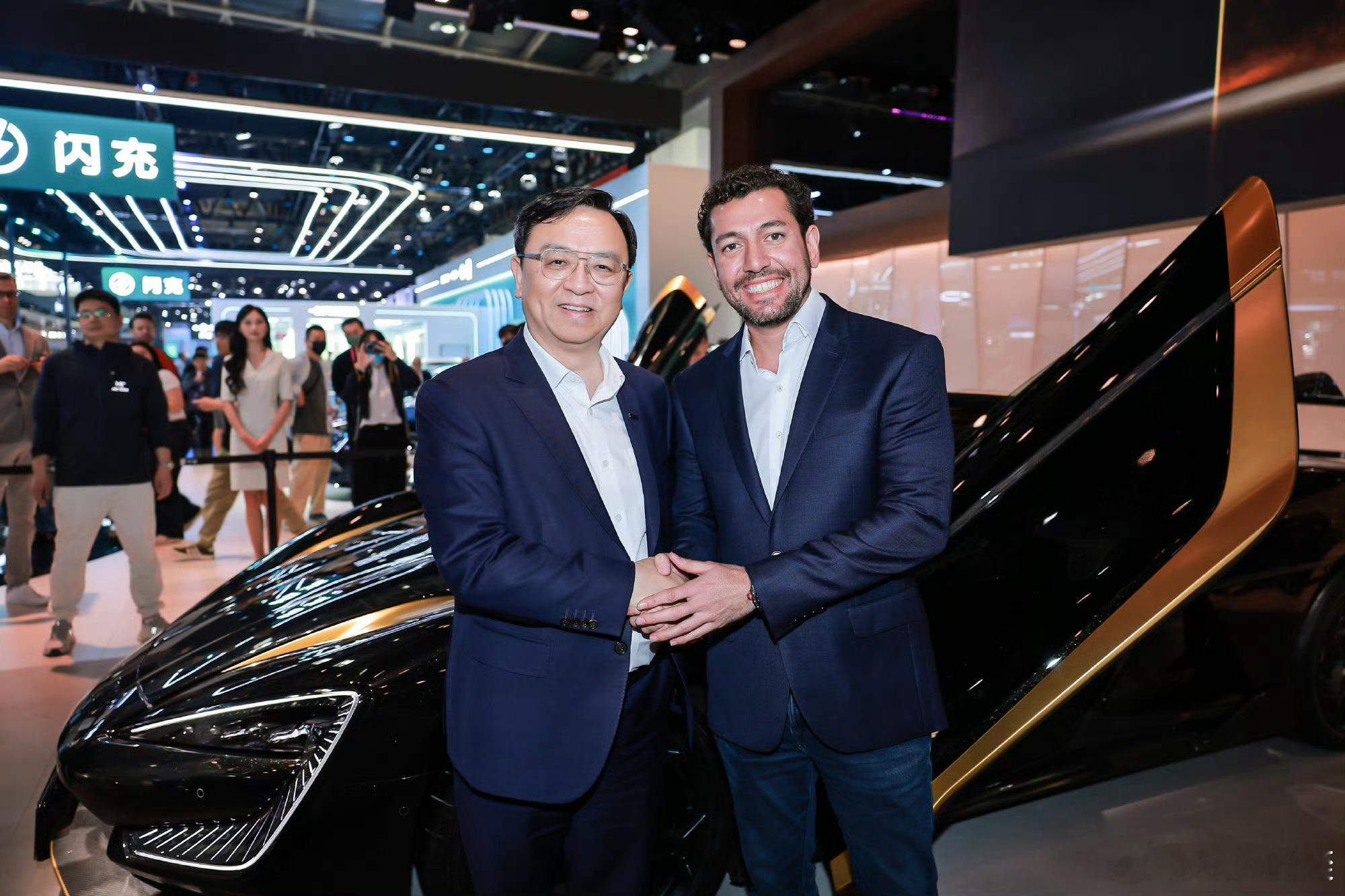 2000W的国产超跑U9X，北京车展上被人提走了。准确来说是福布斯榜上的人提走的