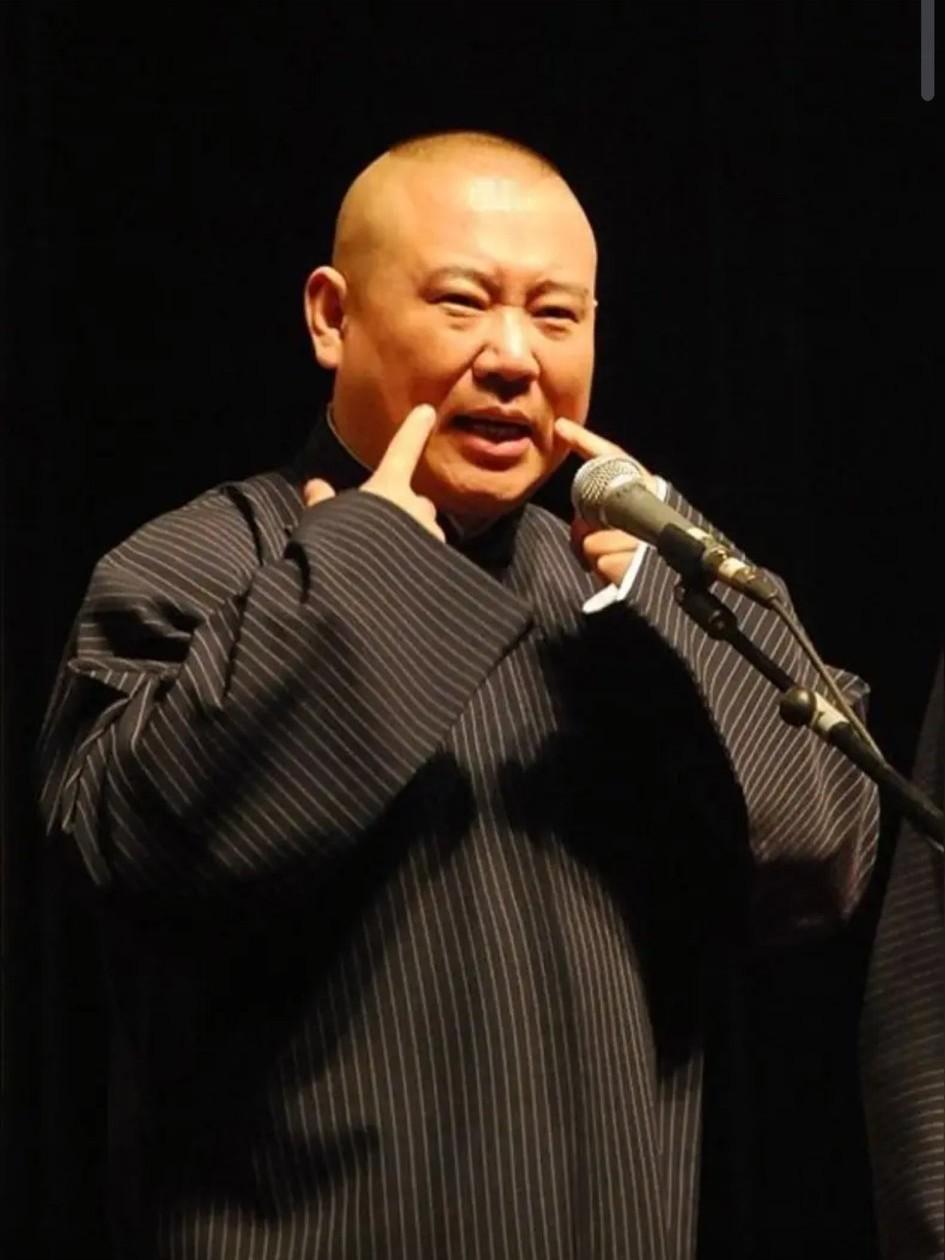 相声名家杨议揭秘曹云金离开郭德纲的真正原因!昨天杨议直播时表示:曹云金为什么要离