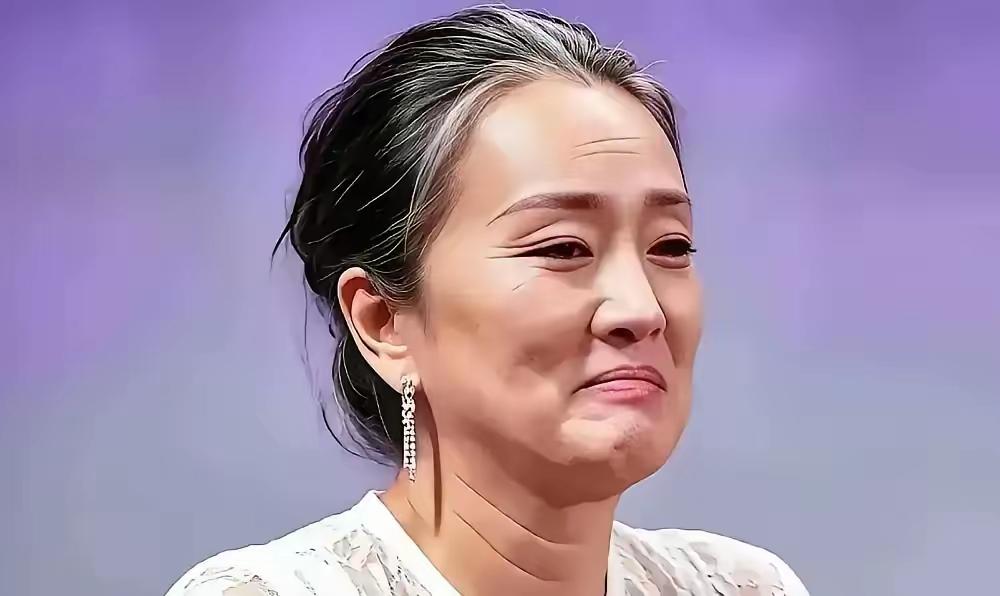 你会接受白发的自己吗最近看到61岁巩俐在法国的照片，头发白了一大半，脸上也有