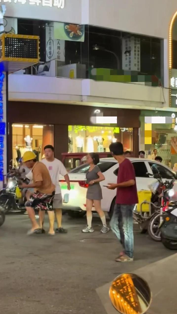 没素质！6月23日晚，泉州阳光夜市，白衣男先动手用身体撞了一下大叔，大叔推了他一