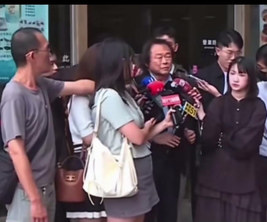 台湾民进党民意代表王世坚突然清醒，酸溜溜地“坦诚”:“世态告诉我们谁才是真正的大