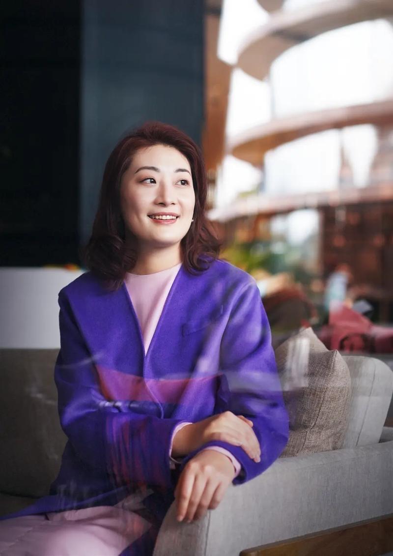 这个女人，拿着110万美元，就把豪门那层遮羞布撕得稀碎。她没能成父亲期待的