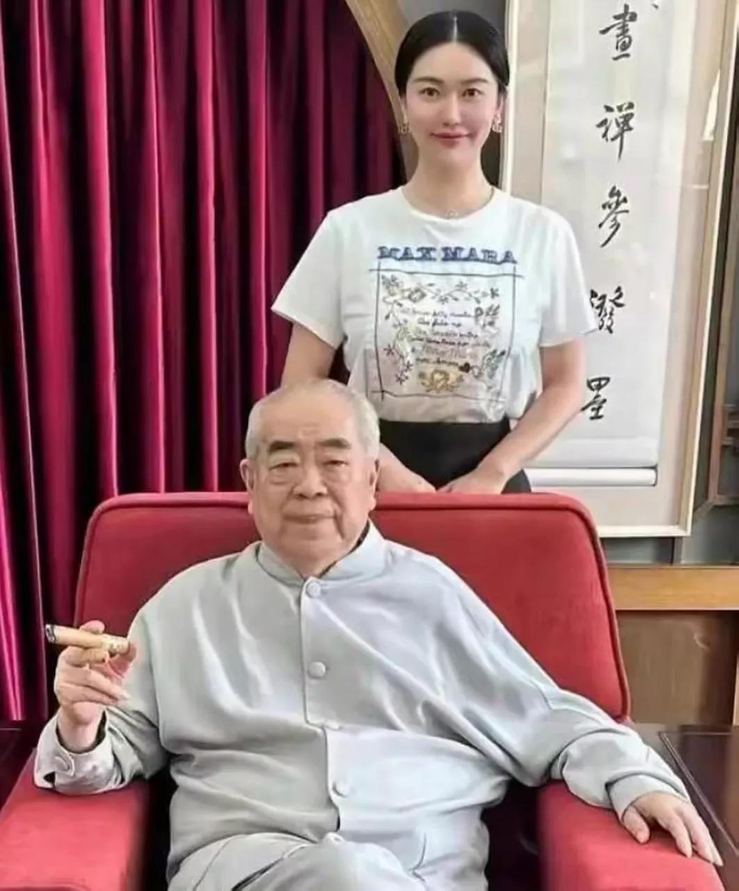 著名画家范曾和美娇妻徐萌相差50岁，原以为又是一对真心相爱的老少恋，没想到却是一