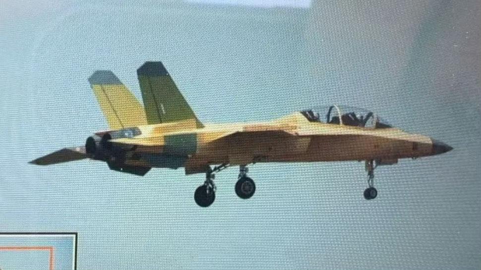 洪都小蜜蜂确实存在,串列双座双垂尾布局,整体造型和美国F/A-18“超级大黄蜂”