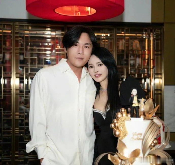 秦昊和伊能静首次见面时非单身在娱乐圈这个大舞台上，明星们的爱情故事总是能吸引无数