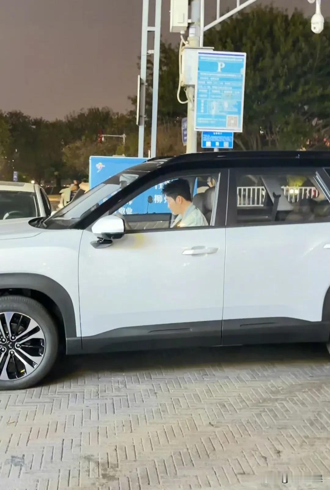 李晨这人还真是没什么明星包袱啊！他在柳州录节目，抵不过螺蛳粉的诱惑，深夜还自己