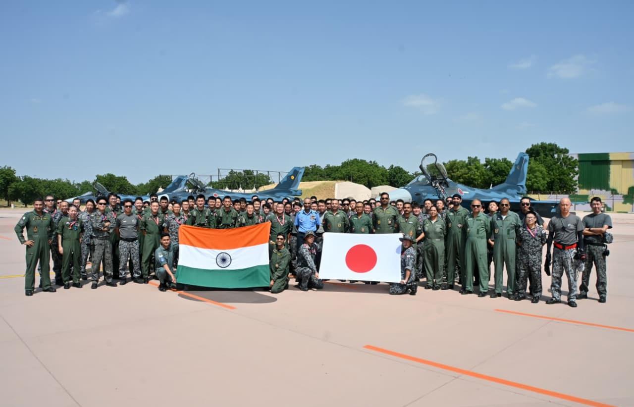 印日军演名场面！日本F2第一次落地印度，司令先试驾光辉战机你见过这么有意思的联