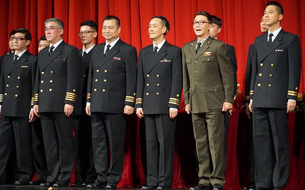 这张照片是北京人民艺术剧院经典话剧《哗变》的谢幕合影：我一眼就认出了戴着眼镜