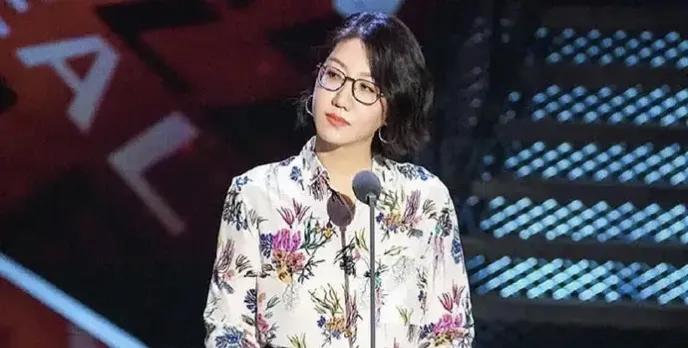51岁易立竞当奶奶年纪，没结婚生孩子当妈妈，该干的事一件没干看到易立竞最近的状