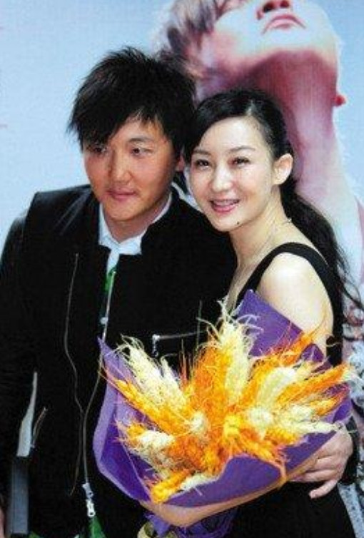 1999年，成名后的孙楠抛弃了同居10年的女友辛欣，转身娶了神交已久的买红妹。9