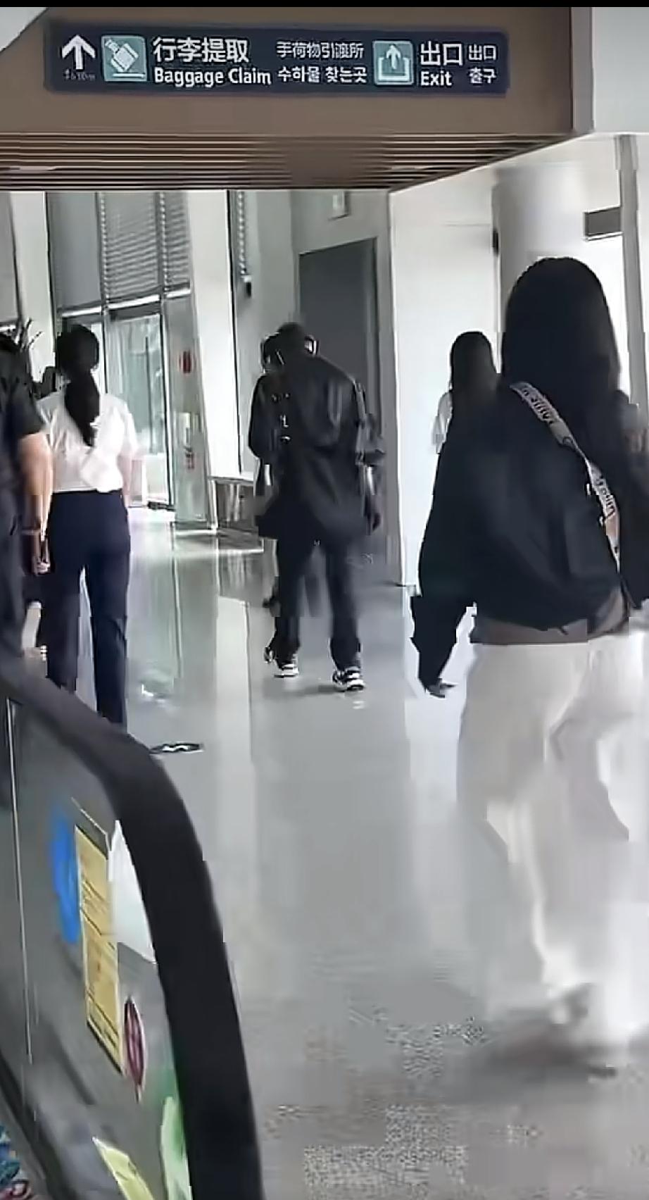 7月23日，谢霆锋到达青岛机场，走路踉踉跄跄时不时低头，背影看着相当落寞，甚至有