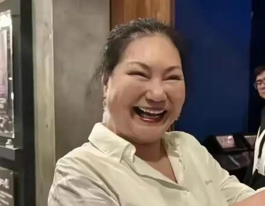 S妈和小S闹不合，原因是S妈总是在半夜十点多与朋友在脸书上互动，因为这个时间段是