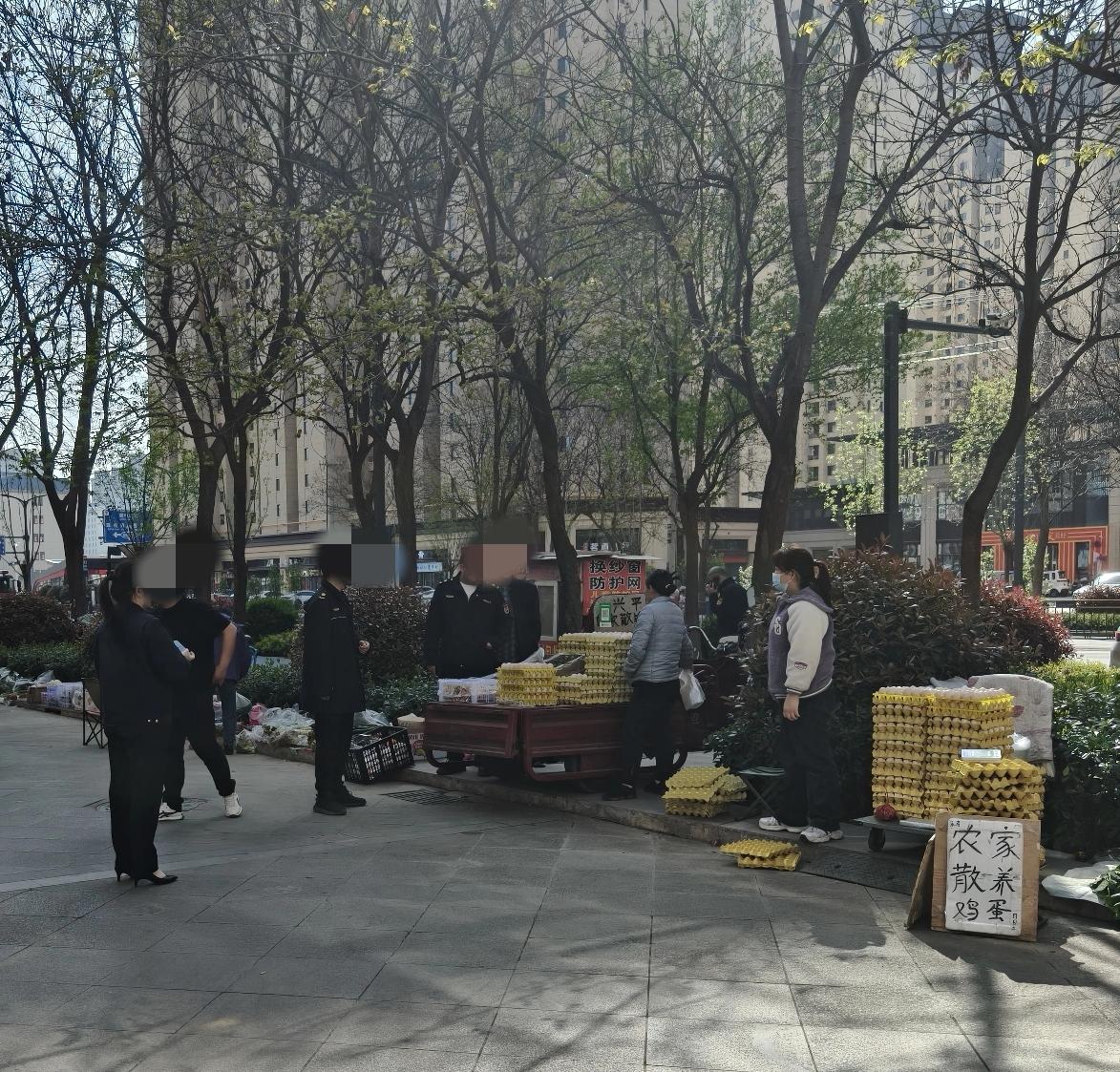 早上去买菜，看见这一幕，什么情况？你们谁能够说一下。他们在说什么呢？都不容易，要