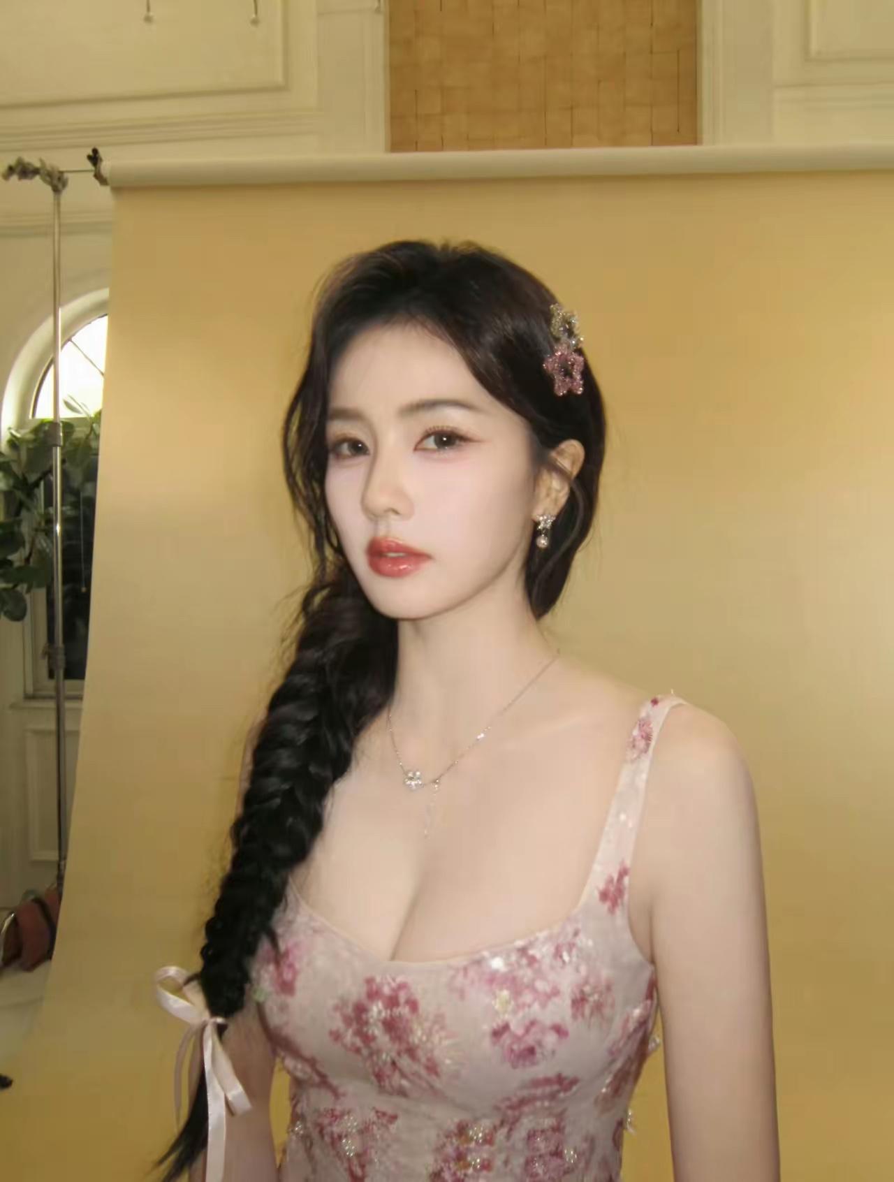 白鹿的长相在90后女演员里算不上特别惊艳的那种，但她就是特别有辨识度，笑起来让人