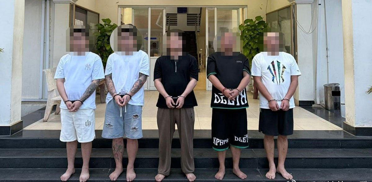 柬埔寨特本克蒙省，五个中国人被警方抓获，罪名是涉嫌杀害一名中国同胞。此外，警方在