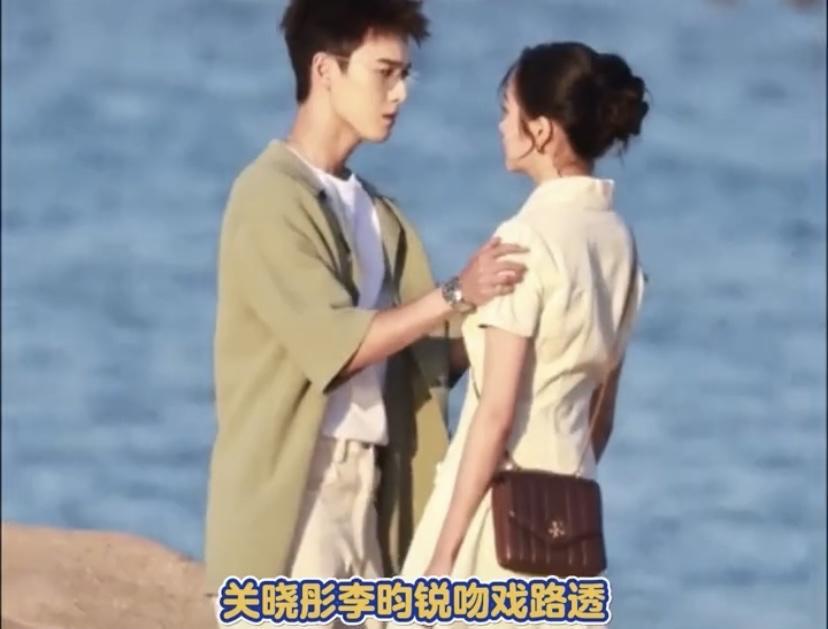 7月14日，关晓彤和李昀锐在《耀眼》里的海边吻戏路透直接冲上热搜。夕阳把海浪染成