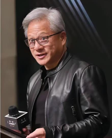 英伟达疯狂收割最后一波韭菜。据悉，对于中国客户如果要购买人工智能芯片H200，需