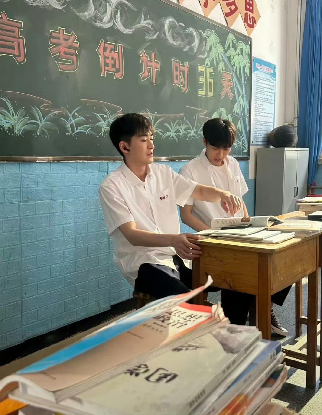 张翰新剧路透图🈶，塘主演的是高中生👇🏻​​​