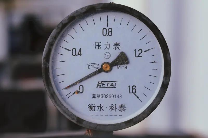 压强水越深压力越大，这不难理解。想象水如堆叠的积木，上层积木会给