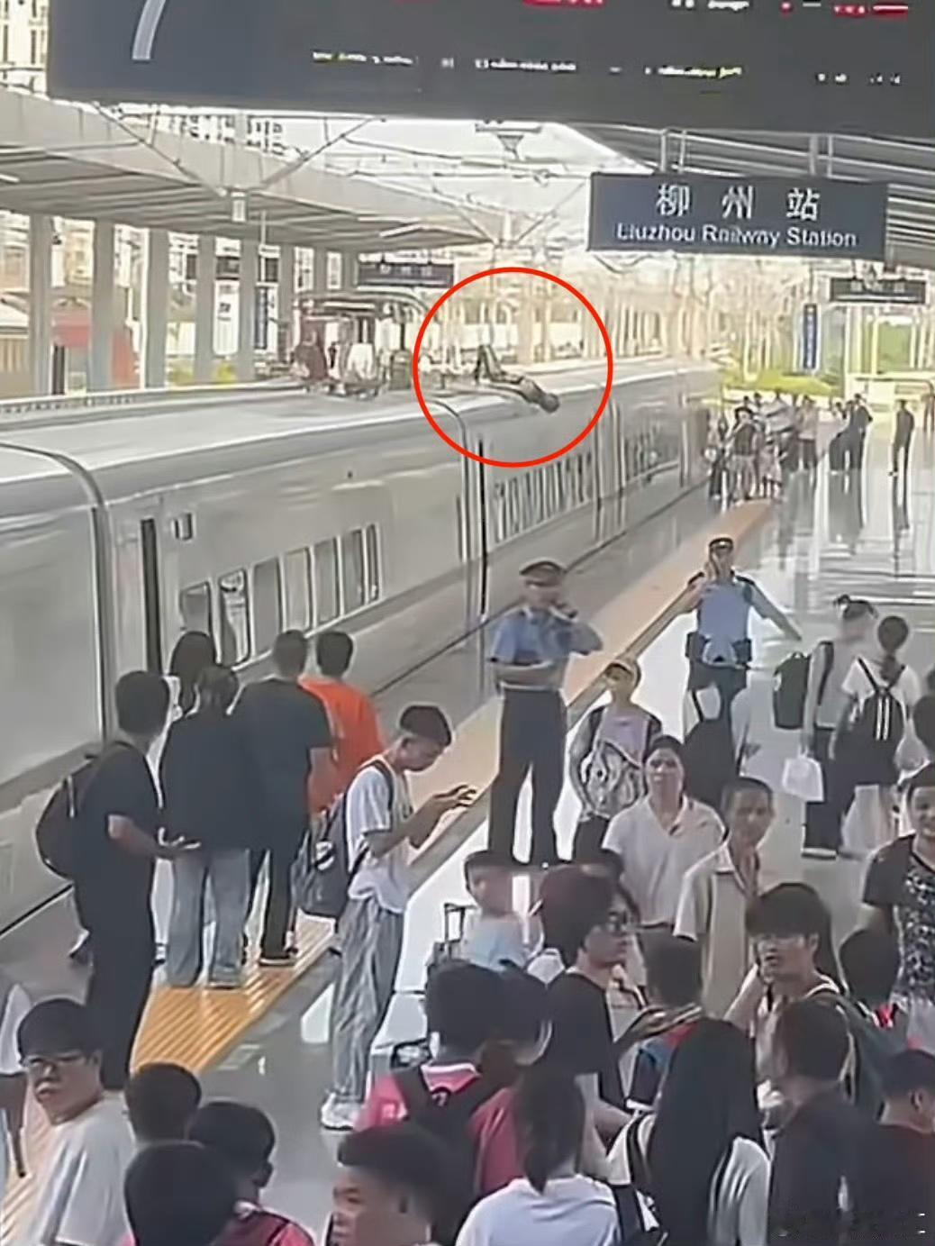 柳州站这男的，绝对是个传奇人物，以后有牛皮可以吹了，上万伏的电压也没能把他送上天