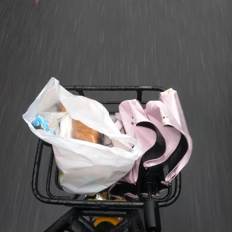 刚从一家店铺出来，准备骑一辆共享单车回家，想把买的东西放入车筐里，却发现车筐里有