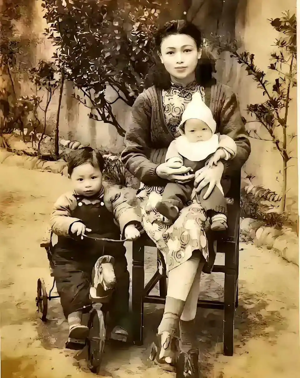 民国时期的母子照片，一百年后依然显得非常洋气。​