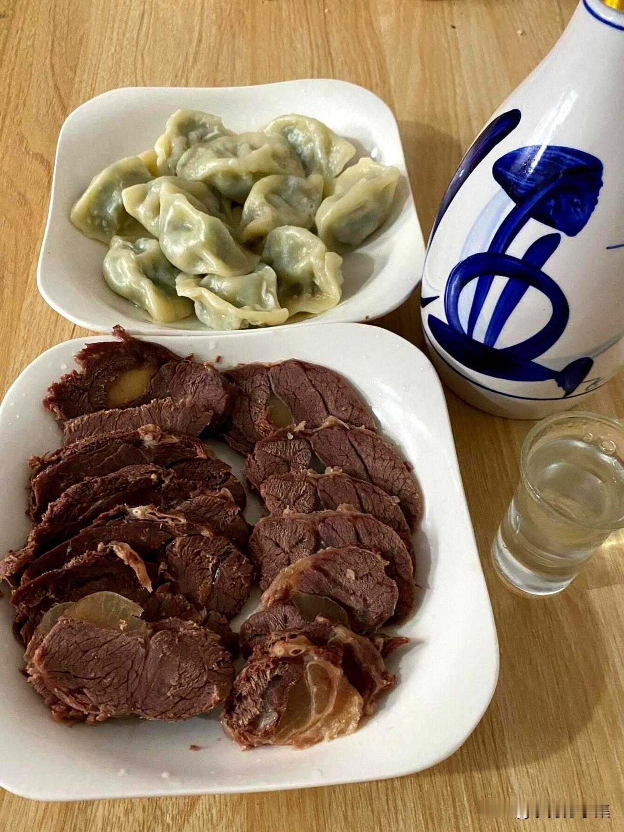 每周五请男同学吃饭，对方从不掏钱。换作旁人，怕是早把这“白眼狼”拉黑了。但这世