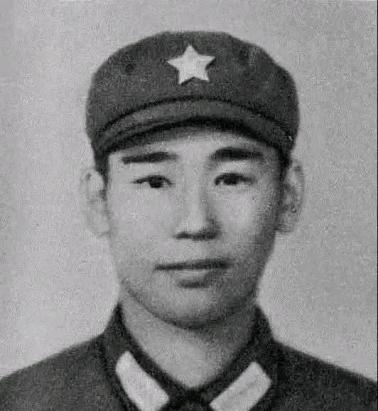 ☁1979年2月，姜利民摸到了越军的暗堡阵地，越军没有发现他，谁知他突然打