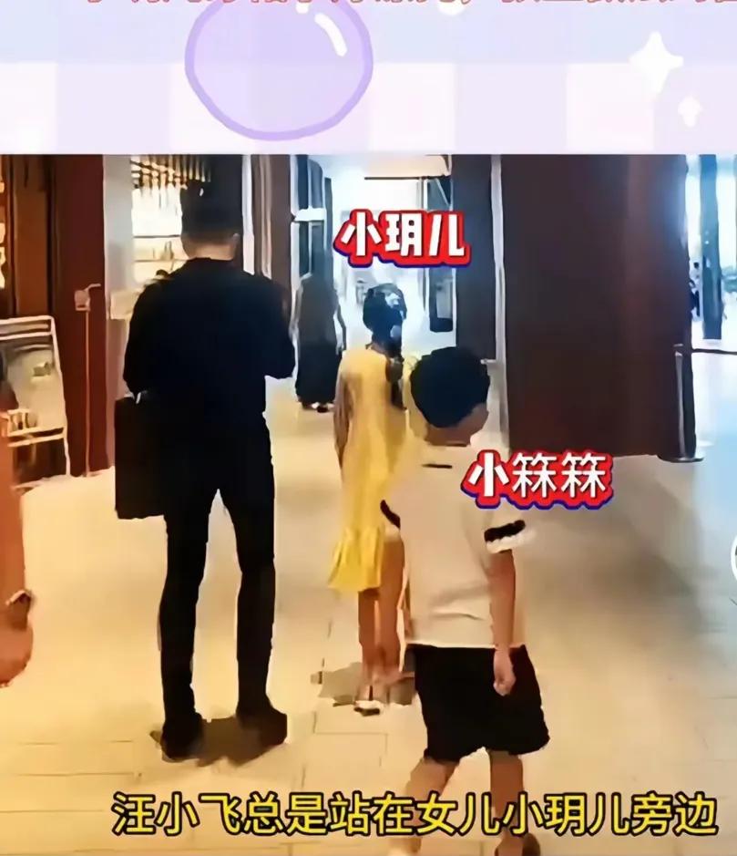 没想到，汪小菲也是女儿奴！他带着小玥儿和小霖霖逛商场，轻抚女儿的肩膀好有爱，