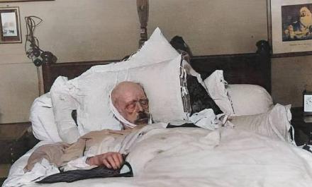 1898年，“铁血宰相”俾斯麦，在进入弥留之际时，一位记者竟然偷偷进入病房，拍下