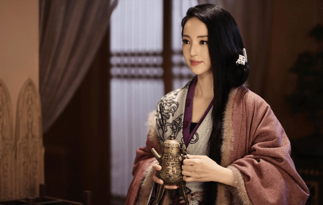 三国时期，吕布手下的一员大将名叫秦宜禄，他的妻子被称作杜夫人。据传她生得倾国倾城