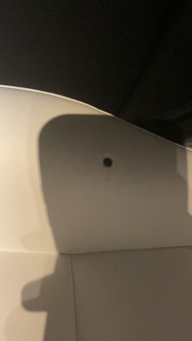 座椅被烫个洞怎么修怎么办啊家人们，还是白内的座椅看着太难受了