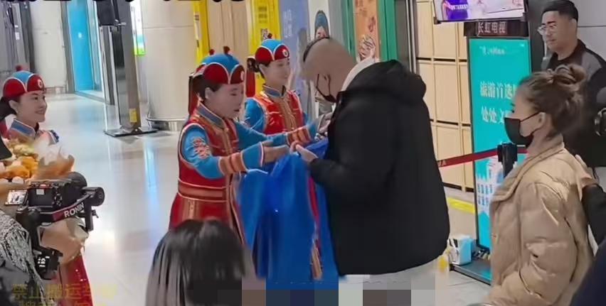 “馆长”最近这几天都没有直播，原因是他再次来到中国大陆内蒙古拍摄影片，这次不是他