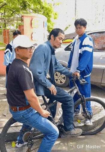 真的很难想象一把年纪做事这么不体面！学生进店买书短短一会儿功夫，电动车忘了上锁
