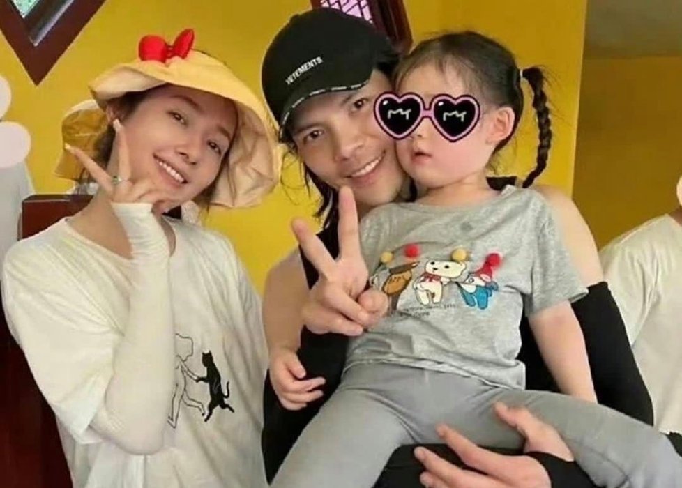 向佐的女儿向芷，这位美丽的小公主，毫无疑问地遗传了母亲郭碧婷的绝美容颜。​