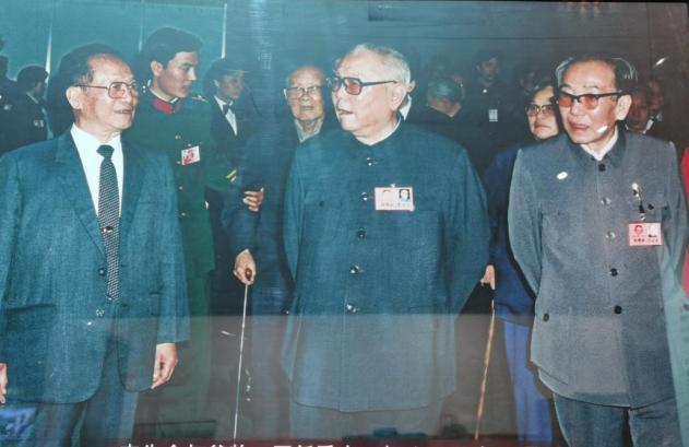1988年4月老照片。前面三位领导人，中间是李先念，卸任国家主席，当选中国人民政
