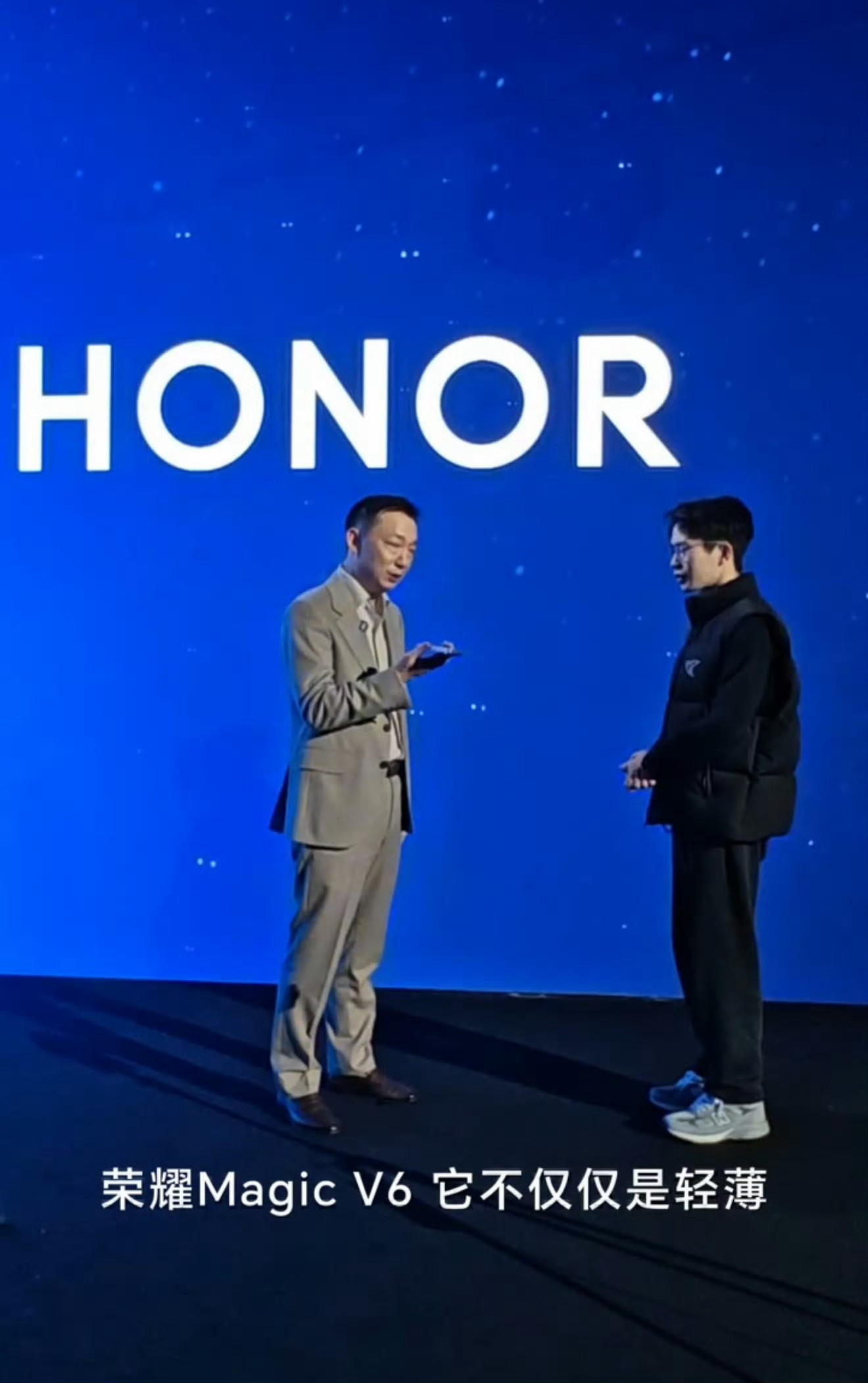 看到何同学在MWC现场体验荣耀MagicV6的视频了，何同学说荣耀MagicV6